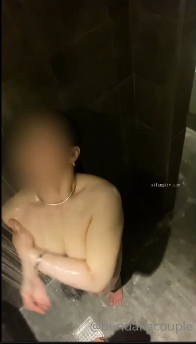大眼四川妹原来这么极品！水波奶因为剧烈运动拼命摇晃！她爽到呻吟：叫声很可以